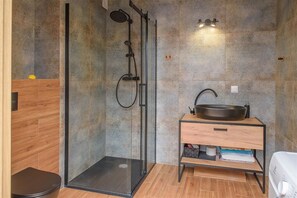Apartamento, 1 quarto, sacada, ao lado da praia | Banheiro | Produtos de toalete grátis, toalhas de banho, sabonete, shampoo