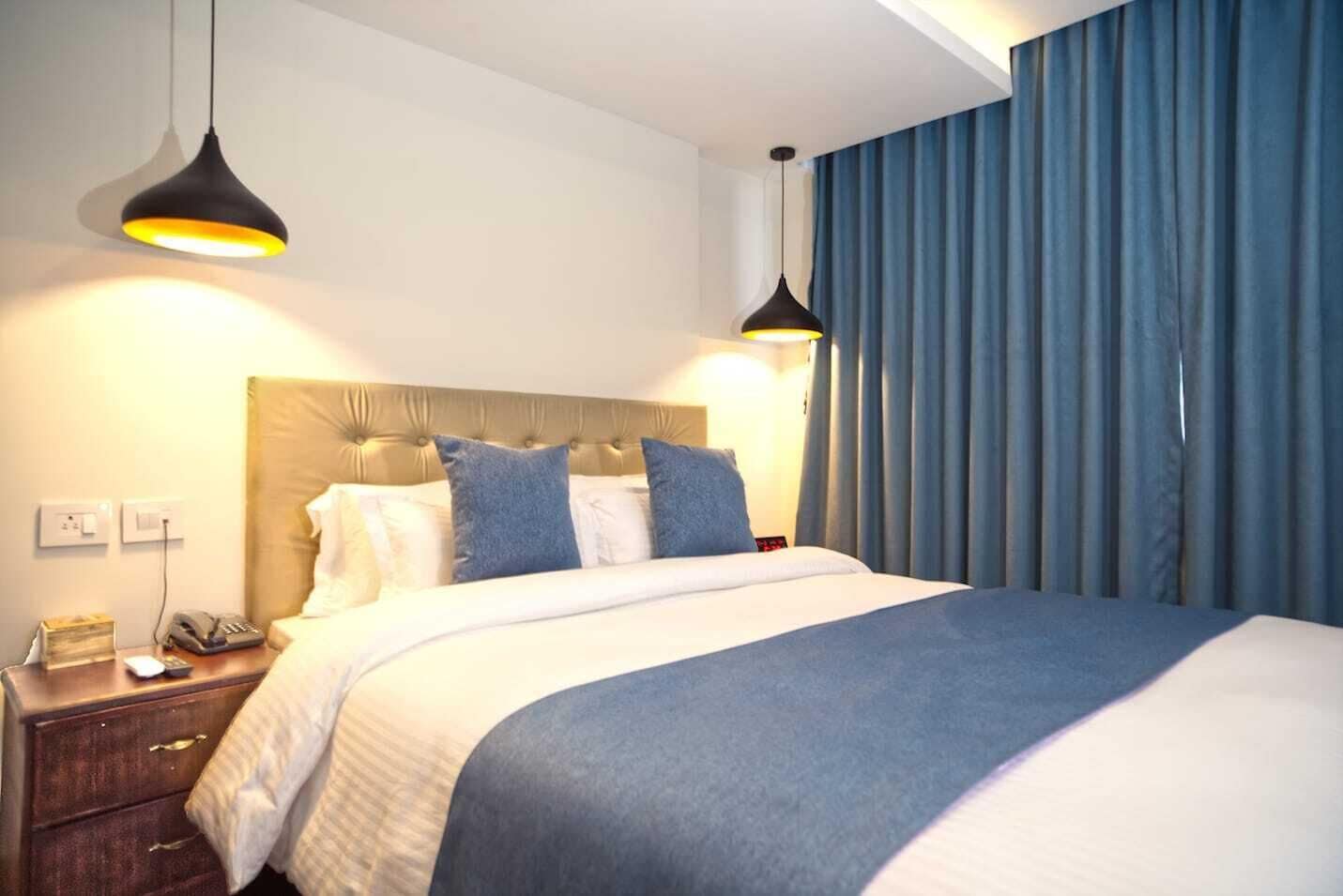 Deluxe-Doppel- oder -Zweibettzimmer | Schreibtisch, laptopgeeigneter Arbeitsplatz, schallisolierte Zimmer