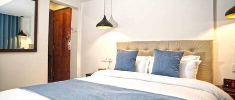 Escrivaninha, espaço de trabalho para notebook, quartos à prova de som