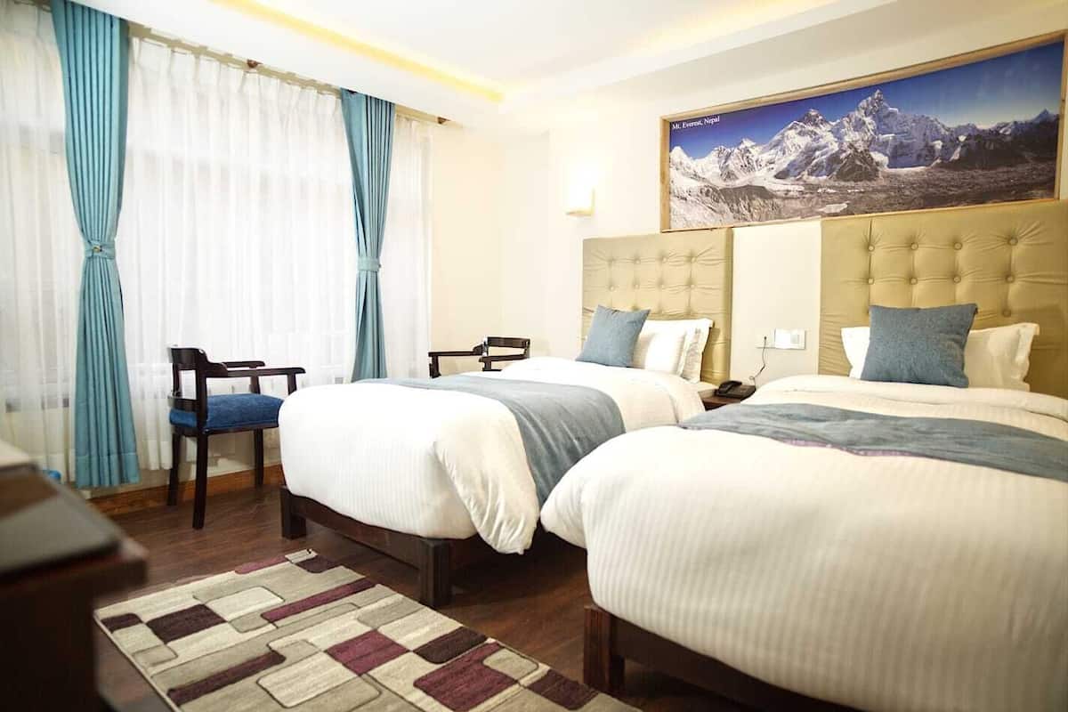 Deluxe-Doppel- oder -Zweibettzimmer | Schreibtisch, laptopgeeigneter Arbeitsplatz, schallisolierte Zimmer