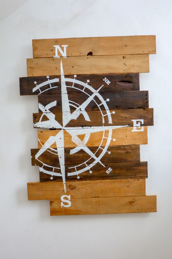 Une décoration murale en bois représentant un motif de boussole.