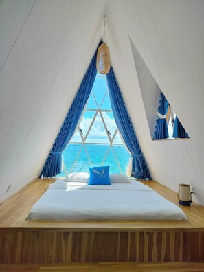 Ocean Suite Living Room | Premium bedding, minibar, desk, free WiFi - Flyup Resort (Kien Hai)