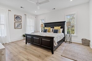 4 bedrooms, iron/ironing board, free WiFi - New! Heart & Sol, 4 BR & 4.5 Bah, Views of Pond next door & Short Walk to Beach! (Edisto Island)