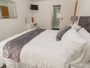 4 habitaciones, decoración personalizada y muebles diferentes 