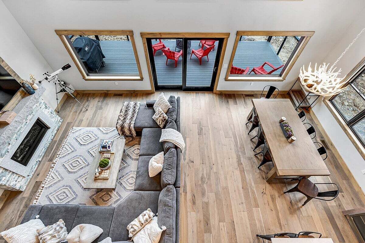 Ein modernes Interieur mit einer Couch, einem Esstisch und roten Stühlen.