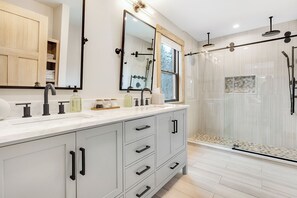 Bathtub, hair dryer, towels - Backcountry Lodge | 4 Bed, 3.5 Bath (Newry)
