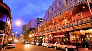 A street lined with historic buildings, some with balconies and storefronts. - Colourful and Cosy Studio Apartment in Newlands (Cape Town)