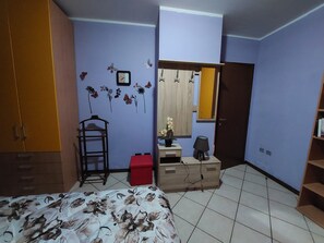 1 dormitori, escriptori, planxa i posts de planxar i wifi