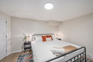 6 bedrooms, desk, WiFi