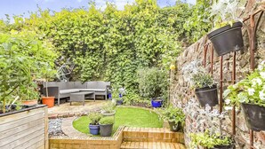 Basic House, Multiple Beds | Property grounds - Colourful 2BD House With Garden in Brighton (Brighton)