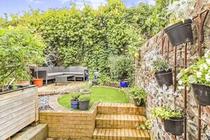 Basic House, Multiple Beds | Property grounds - Colourful 2BD House With Garden in Brighton (Brighton)