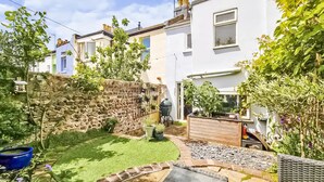 Basic House, Multiple Beds | Property grounds - Colourful 2BD House With Garden in Brighton (Brighton)