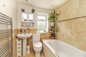 Maison, plusieurs lits | Salle de bain