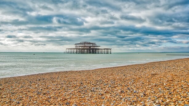 Basic House, Multiple Beds | Beach - Colourful 2BD House With Garden in Brighton (Brighton)