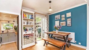 Basic House, Multiple Beds | Interior - Colourful 2BD House With Garden in Brighton (Brighton)