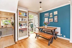 Basic House, Multiple Beds | Interior - Colourful 2BD House With Garden in Brighton (Brighton)