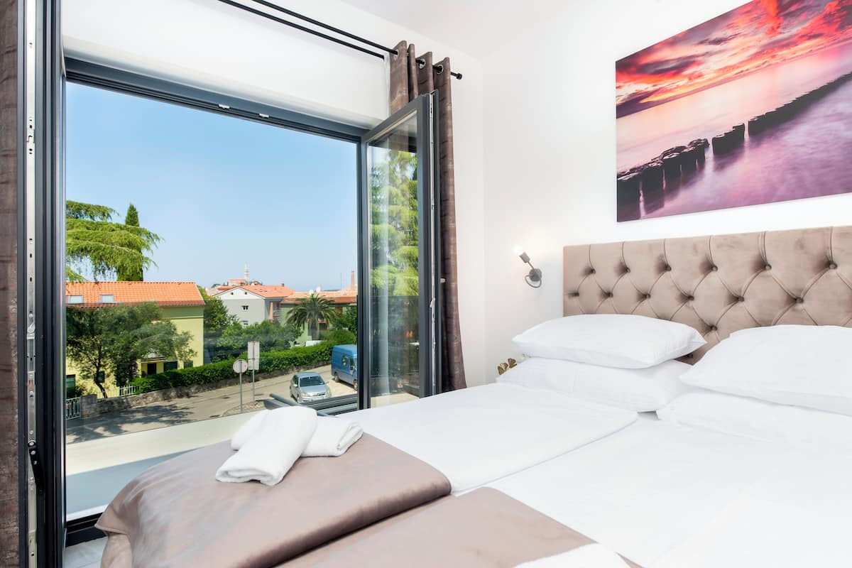 Standaard kamer, uitzicht op stad | 1 slaapkamer, bedden met traagschuimmatras, een minibar