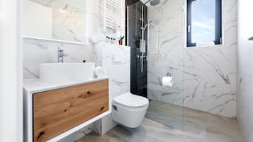 Habitación doble Confort | Baño | Secadora de cabello, pantuflas, toallas, jabón