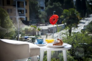 Habitación doble Confort | Camas con efecto memoria, minibar y decoración personalizada 