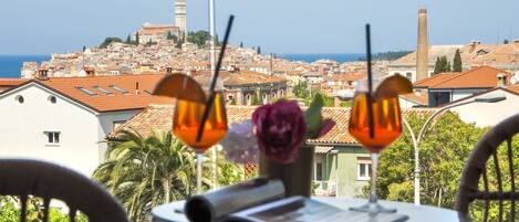 Deluxe-rum - terrass - havsutsikt | 1 sovrum, memory foam-madrasser, minibar och individuell inredning