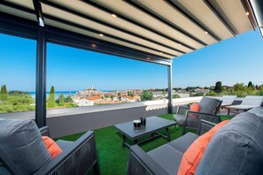 Penthouse Khas, 2 kamar tidur, hot tub, pemandangan laut | Busa memori, minibar, dan didekorasi berbeda-beda