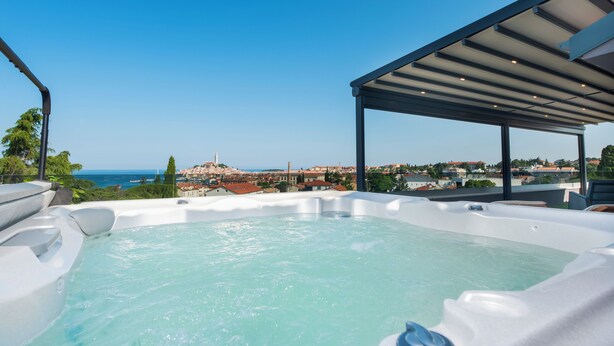 A hot tub with a clear view of the sea and cityscape. - Boutique Residence Arion (Rovinj)