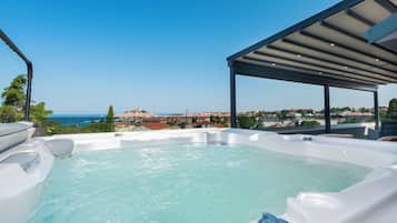 Signature-Penthouse, 2 Schlafzimmer, Whirlpool, Meerblick | 1 Schlafzimmer, Betten mit Memory-Foam-Matratzen, Minibar