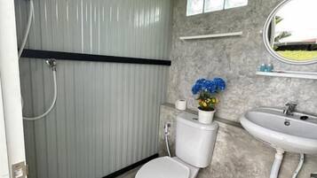 Private Dome | Bathroom | Free toiletries, hair dryer, towels