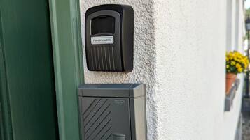 Un timbre con una placa de identificación y un teclado numérico.