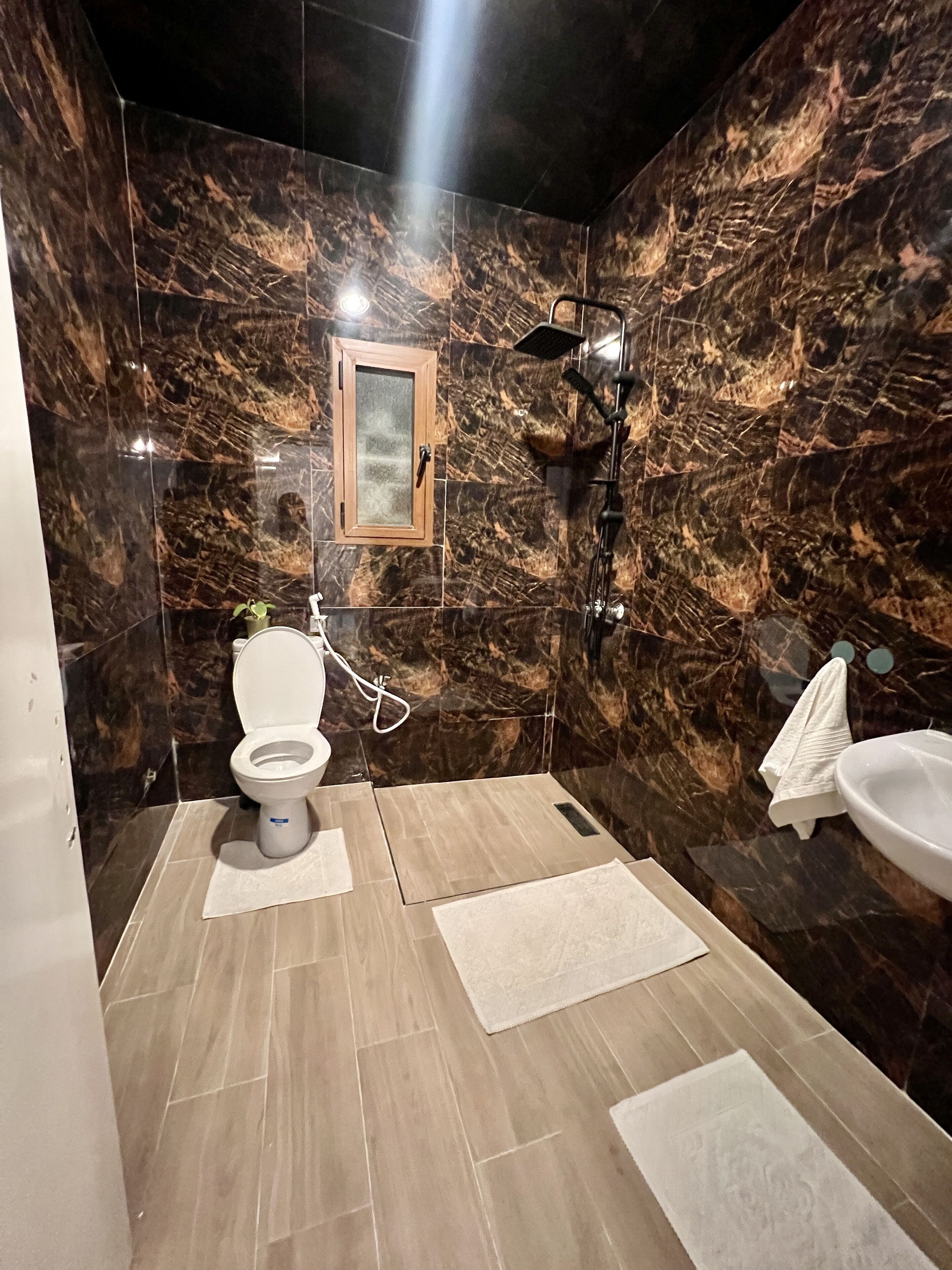 Douche, sèche-cheveux, serviettes fournies, savon