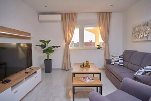 Living area - M Entire floor in a spacious house with pool (Podstrana)