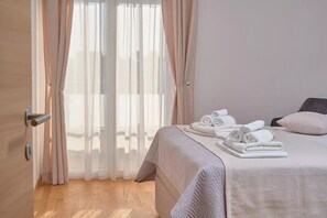 3 bedrooms, iron/ironing board, free WiFi, bed sheets - M Entire floor in a spacious house with pool (Podstrana)