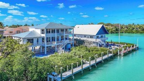 Exterior - Sombrero Beach Luxury Retreat, Steps to the beach 4 bed 4 bath with 2 kayaks (Marathon)