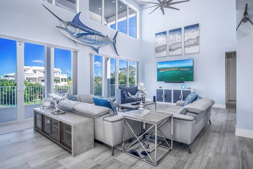 Sombrero Beach Luxury Retreat, Steps to the beach 4 bed 4 bath with 2 kayaks