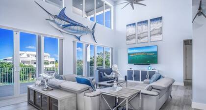 Sombrero Beach Luxury Retreat, Steps to the beach 4 bed 4 bath with 2 kayaks