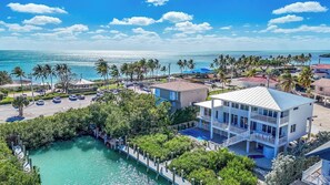 Exterior - Sombrero Beach Luxury Retreat, Steps to the beach 4 bed 4 bath with 2 kayaks (Marathon)