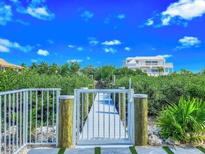 Property grounds - Sombrero Beach Luxury Retreat, Steps to the beach 4 bed 4 bath with 2 kayaks (Marathon)