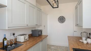 Cottage | Private kitchen | Fridge, dishwasher, electric kettle, toaster