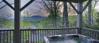 Misty Morning, Sleeps 8, Amazing Grandfather View, Hot Tub, 2 Fireplaces