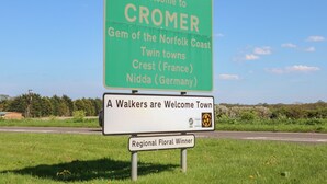 En välkomstskylt för Cromer, med information om närliggande platser som Gem of the Norfolk Coast, vänorter, Crest (Frankrike) och Nidda (Tyskland).