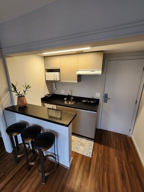 Micro-ondas, fogão, talheres/pratos/utensílios de cozinha