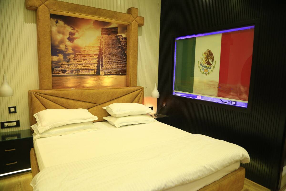Colchones Select Comfort y caja de seguridad en la habitación