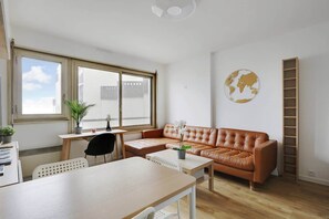 TV, offices - A Beautiful 1/2-BR in Montparnasse with a  view (Paris)