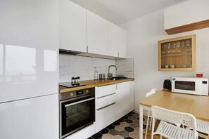 Kühlschrank, Mikrowelle, Ofen, Herdplatte