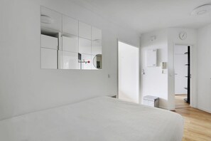 Iron/ironing board, travel crib, WiFi, bed sheets - A Beautiful 1/2-BR in Montparnasse with a  view (Paris)