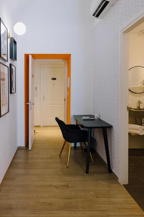 Frigobar (abastecido com itens grátis), cofres nos quartos, escrivaninha