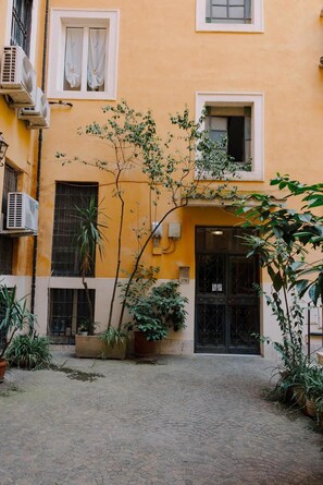 Exterior - The B Place Cola (Rome)