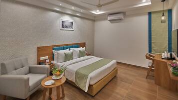 Deluxe Double Room | Premium bedding, minibar, in-room safe, desk