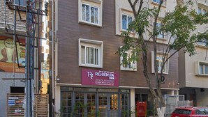 Un immeuble à plusieurs étages dont la devanture, bien visible, abrite un restaurant appelé « REZENITA ».