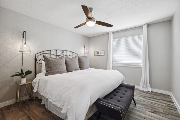A bedroom with a bed, bedside lamp, ceiling fan, and a window with curtains. - Heaven In Hells Gate! Water access,kayaks,game rm! (Strawn)
